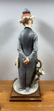 Charger l'image dans la galerie, Clown en porcelaine G. Armani sur socle en bois – style vintage⠀⠀⠀⠀⠀⠀⠀⠀⠀⠀
