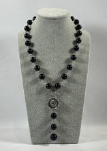 Charger l'image dans la galerie, Collier artisanal perles noires avec pendentif argenté 