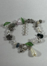 Charger l'image dans la galerie, Bracelet artisanal fleurs et feuilles – Tons vert et perle