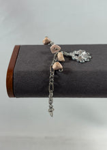 Charger l'image dans la galerie, Bracelet artisanal pierre rose – Breloque centrale argentée