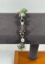 Charger l'image dans la galerie, Bracelet artisanal fleurs et feuilles – Tons vert et perle