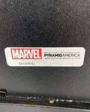 Charger l'image dans la galerie, Marvel – Cadre Avengers Loki Master of Mischief officiel