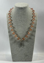 Charger l'image dans la galerie, Collier artisanal perles rosées & pendentif Hamsa ⠀⠀⠀⠀⠀⠀⠀⠀⠀⠀⠀