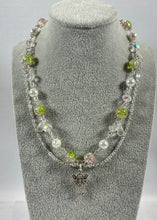 Charger l'image dans la galerie, Collier artisanal double rang – Ange argenté & perles pastel