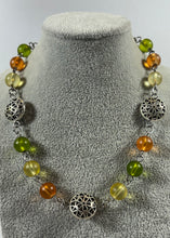 Charger l'image dans la galerie, Ensemble bijoux décoratifs – Collier, boucles et bracelet assortis aux perles translucides