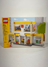 Charger l'image dans la galerie, LEGO Brand Store – 40574 (541 pièces)⠀⠀⠀⠀⠀⠀⠀⠀⠀⠀⠀⠀⠀⠀⠀⠀⠀⠀⠀⠀