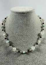 Charger l'image dans la galerie, Collier artisanal perles translucides et bleu pâle – Chaîne argentée élégante