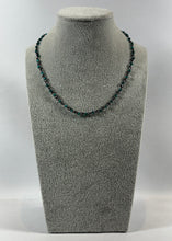 Charger l'image dans la galerie, Collier artisanal chaîne noire & perles vert foncé