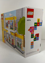 Charger l'image dans la galerie, LEGO Brand Store – 40574 (541 pièces)⠀⠀⠀⠀⠀⠀⠀⠀⠀⠀⠀⠀⠀⠀⠀⠀⠀⠀⠀⠀