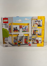 Charger l'image dans la galerie, LEGO Brand Store – 40574 (541 pièces)⠀⠀⠀⠀⠀⠀⠀⠀⠀⠀⠀⠀⠀⠀⠀⠀⠀⠀⠀⠀