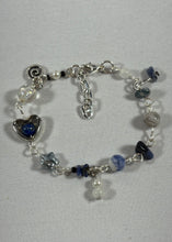 Charger l'image dans la galerie, Bracelet artisanal à perles tons bleu et blanc – style délicat