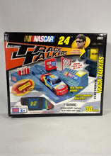 Charger l'image dans la galerie, Mega Bloks – NASCAR Track Talkers #24 (Jeff Gordon, électronique)