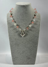 Charger l'image dans la galerie, Collier perles rosées & cristal – Pendentif cœur argenté
