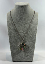 Charger l'image dans la galerie, Collier avec pendentif artisanal – pierres multicolores