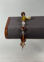 Charger l'image dans la galerie, Bracelet artisanal avec breloques décoratives – tons ambre et blanc