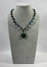 Charger l'image dans la galerie, Collier artisanal cœur vert fait main – Pièce unique et originale⠀⠀⠀⠀⠀⠀⠀⠀⠀