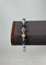 Charger l'image dans la galerie, Bracelet artisanal bleu et ivoire – pierres décoratives