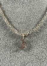 Charger l'image dans la galerie, Collier décoratif argenté – Pendentif lune souriante