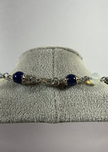 Charger l'image dans la galerie, Collier artisanal bleu et opale
Perles décoratives bleues
Chaîne argentée