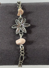Charger l'image dans la galerie, Bracelet artisanal pierre rose – Fleur argentée