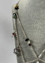 Charger l'image dans la galerie, Collier artisanal multi-chaînes argentées avec pendentifs décoratifs