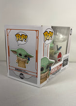 Charger l'image dans la galerie, Star Wars – Grogu With Butterfly (#468) – EB Exclusive⠀⠀
⠀⠀