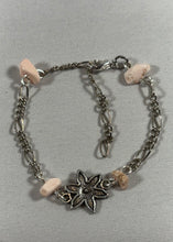 Charger l'image dans la galerie, Bracelet artisanal pierre rose – Fleur argentée