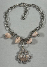 Charger l'image dans la galerie, Bracelet artisanal pierre rose – Breloque centrale argentée