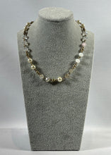 Charger l'image dans la galerie, Collier artisanal perles crème & cristaux – Style doré vintage⠀⠀⠀⠀⠀