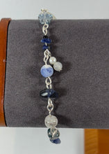 Charger l'image dans la galerie, Bracelet artisanal à perles tons bleu et blanc – style délicat