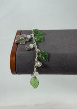 Charger l'image dans la galerie, Bracelet artisanal feuilles vertes – Style nature