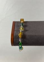 Charger l'image dans la galerie, Bracelet artisanal perles jaune et vert – chaîne argentée