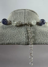 Charger l'image dans la galerie, Collier artisanal perles bleu nuit & cristal – Pendentif perles argenté
