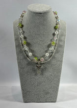 Charger l'image dans la galerie, Collier artisanal double rang – Ange argenté & perles pastel