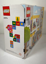 Charger l'image dans la galerie, LEGO Brand Store – 40574 (541 pièces)⠀⠀⠀⠀⠀⠀⠀⠀⠀⠀⠀⠀⠀⠀⠀⠀⠀⠀⠀⠀