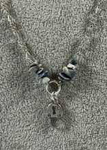 Charger l'image dans la galerie, Collier argenté à chaîne fine avec accents bleu et gris