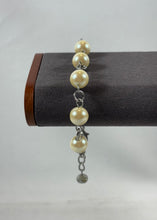 Charger l'image dans la galerie, Bracelet artisanal perles ivoire – style classique