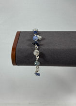 Charger l'image dans la galerie, Bracelet artisanal à perles tons bleu et blanc – style délicat