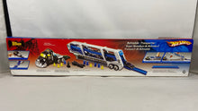 Charger l'image dans la galerie, Batman Batmobile Transporter – Hot Wheels (DC Comics)