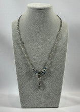 Charger l'image dans la galerie, Collier argenté à chaîne fine avec accents bleu et gris