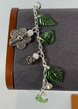 Charger l'image dans la galerie, Bracelet artisanal feuilles vertes – Style nature