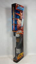 Charger l'image dans la galerie, Star Wars – Obi-Wan Kenobi Ultimate FX Lightsaber Hasbro 2005 (Boîte scellée)