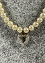 Charger l'image dans la galerie, Collier artisanal perles crème – Pendentif cœur argenté