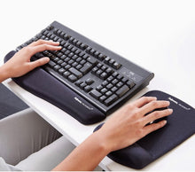 Charger l'image dans la galerie, Tapis de souris/repose-poignet Fellowes PlushTouch avec technologie FoamFusion - Noir