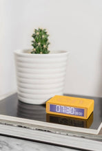 Charger l'image dans la galerie, Lexon Réveil Flip LCD Amarillo