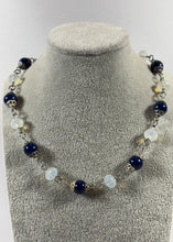 Charger l'image dans la galerie, Collier artisanal bleu et opale   ‍‍‍‍‍‍
Perles décoratives bleues
Chaîne argentée
