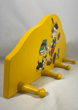 Charger l'image dans la galerie, Patère murale Disney Pinocchio en bois peint – Schmid vintage

