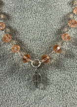 Charger l'image dans la galerie, Collier artisanal perles rosées &amp; pendentif Hamsa      ⠀⠀⠀⠀⠀⠀⠀⠀⠀⠀⠀
