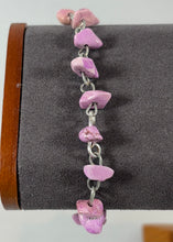 Charger l'image dans la galerie, Bracelet artisanal rose mauve – pierres décoratives
