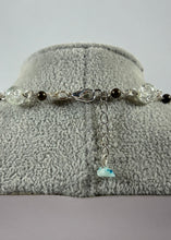 Charger l'image dans la galerie, Collier artisanal perles translucides et bleu pâle – Chaîne argentée élégante
